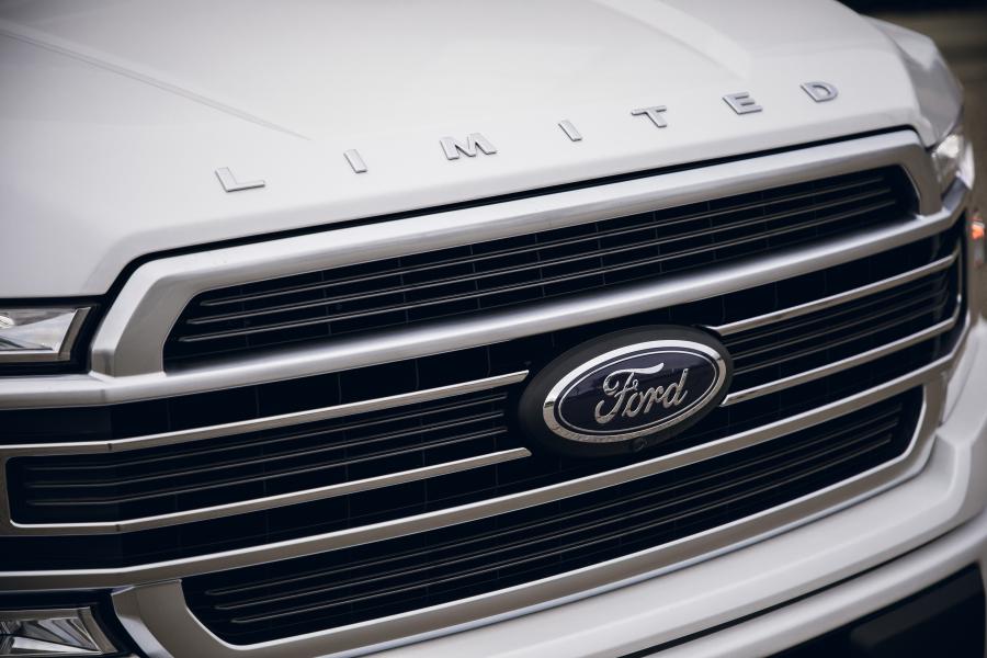 Логотип Ford F-150 Limited SuperCrew 2018 года  (фото 36 из 59)